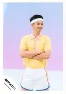 Kanjani Eight / Tadayoshi Okura / Above-the-knee ・ Costume yellow ・ Pink ・ Headband ・ Armband ・ Face facing right ・ Mouth closing / "Bakki Bakki Gymnastics Number One" PV photo / Official Official photo