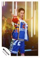 Kanjani Eight / Tadayoshi Okura / Above-the-knee ・ Costume red, blue, white and yellow ・ Right hand raised ・ Body facing right ・ Eye view left ・ Person behind / "Bakki Bakki Taisou Daiichi" PV photo / Official Official photo