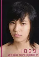 Kim Jeong-hoon (John-Hoon) / Bust Up, Background Black, Character Pink / John-Hoon Photo Exhibition -10691 - Visiting Bonus Bromide