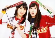 Wake Up, Girls! / Yoshioka Mayu, Aoyama Yoshiyoshi / Horizontal, Upper Body, Figurino White, Red, Black, Uniform, Two-Hand Backing Bat / Aoyama Open-Open / Tohoku Rakuten Golden Eagles & Wake Up, Girls! Colaboração Memorial "Sendai Limited Bromide"