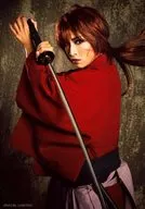 Takarazuka Revue (Yuki-gumi) / Seina Sagiri / Hizagami / Wafuku red / Both-handed sword / Body-facing / Background gray / Yuki-gumi 「 Rurouni Kenshin 」 / 「 Takarazuka Revue 」 Official Official photo