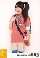 Juna Yamada / Kneecap / Both hands bag / SKE48 May 2013 individual Official photo 「 2013.05 」 「 mountain girl costume 」