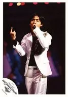 NEWS / Akira Nishikido / Live Photo / Knee-Top / Costume White / Index Finger Stand / Left Hand Microphone / NEW SUMMER Ya-Ya-yah 2005