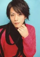 Tomoki Hirose / Bust Up / Costume Pink / Scarf Black / Left Wrist / Background Light Blue / Tomoki Hirose & Ryo Kitamura Valentine's Day Talk Event Limited Item Sales Official photo