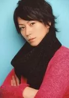 Tomoki Hirose / Bust Up / Costume Pink / Scarf Black / Armband / Body Left / Background Light Blue / Tomoki Hirose & Ryo Kitamura Valentine's Day Talk Event Limited Item Sales Official photo