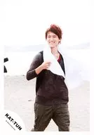 KAT-TUN/田口淳之介/膝上·服装灰色黑红色·右手巾·左视·笑脸·背景海/官方生写真