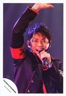 Takki & Yoku / Tsubasa Imai / Live photo ・ Bust up ・ Costume red and black ・ Right hand raised ・ Left hand microphone ・ Front view / Official Official photo