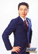 兼崎健太郎(成歩堂龍一)/上半身・衣装青・白・スーツ・ネクタイ赤・右向き・目線左・両手腰・キャラクターショット/舞台「逆転裁判 逆転のスポットライト」会場限定物販