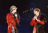 Kinki Kids / Domoto Go ・ Domoto Koichi / Horizontal ・ Live Photo ・ Upper Body ・ Costume Red ・ Hard Left Hand Microphone ・ Light One Hand Microphone ・ Background Black ・ No Frame / Official Official photo