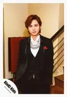 Kinki Kids/ Domoto Koichi / Hizajo / Vestuario negro / Blanco / Frente / Boca cerrada / Escalera / 『 Bara to Taiyo 』 PV Photography / Official photo oficial