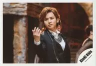 KinKi Kids/堂本光一/横型・上半身・服装黑・白・右举・视线左下・背景茶色/《薔薇和太阳》PV摄影/公式生写真