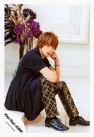 Hey! Say! JUMP / Yuya takagi / Corpo inteiro, sentado, vestido preto, virado para a direita, bochecha esquerda, fundo branco / 16 Summer Concerto Panff & Goods Photo / Official Live photo