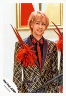 Hey! Say! JUMP / Hikaru Yaotome / Upper Body / Costume Black / Red / Gold / Corsage / Eye Point Left / Show Teeth / Handrail / 16 Summer Concert Brochure & Goods Photo / Official Official photo