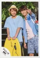 Johnny's West / Junta Chugen / Takahiro Hamada / Above-the-knee / Costume light blue / Cap / blue pink / Middle two hand surfboard / Hamada Left Hand Piece / Left Eye Closed / Background Outdoor / 『 Life is wonderful 』 PV & Jacque photography / Official Official photo