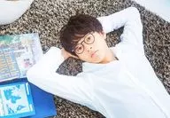 Yamazaki Kento / Horizontal, Parte superior do corpo, Sleeping, Clothes White, Glasses, Two-Hand Heads, Book / Yamazaki Kento Memorial Book "Scene #20" Amazon. co. jp Limited Gift Photo