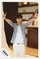 A.B.C-Z/河合郁人/膝上・衣装白・青・花柄・両手ピース・口閉じ/15夏 「Summer Paradise in TDC」 パンフ＆グッズ撮影/公式生写真