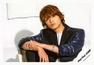 Hey! Say! JUMP / Yuya Takagi / horizontal, upper body, sitting, costume black, white, face tilted, left hand right arm, background white / album "DEAR." Jacque shooting off-shot / official Official photo