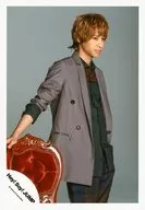 Hey!Say!JUMP/八乙女光/膝上・服裝灰色・茶色・向右・右手椅・背景灰色/專輯Jake寫真拍攝合影/官方生寫真