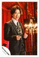 Hey!Say!JUMP/知念裕子/膝上・服装黑・白・领带・向右・开口・背景红/"Masquerade>PV摄影/公式生写真