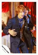 Hey!Say!JUMP/八乙女光/膝上・服装黑・蓝・金・开口・举起双手・向右・向后成员/"Masquerade>PV摄影/正式生写真