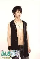 Takuma Sueno / Above the knee / Black costume. Naked upper body / Body facing right / White background / Stage 「 FUSHIGI YUGI Suzaku version 」