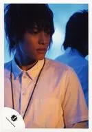 B. A. D / Middle Junta / Bust-up / Disfraz blanco / Cara derecha / Boca cerrada / Fondo azul / Official photo oficial