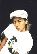 V6/森田剛/上半身・Tシャツ白・帽子・体左向き・カメラ目線・見上げ・背景黒/ジャニーズファミリークラブ生写真