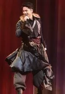 瀧口幸廣/演唱會照片·全身·服裝黑·茶色·右邊話筒·視線左·背景紅/「歲末明治坐·公平」明信片