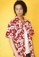 Maasa Igarashi (Bancho) / Upper Body / Costume White / Red / Aloha Shirt / Body Facing Right / Background Yellow / Stage 「 D3 PUBLISHER Presents 「 Anchor - Under a Big Tree - 」 」 Bromide