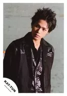 KAT-TUN/上田龍也/上半身衣服黑視線左臉斜背景灰色/官方生寫真