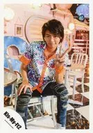 Kis-My-Ft2 / Wataru Yokoo / Whole body, sitting, costume white, blue, pink, orange, left hand piece, mouth closed, chair / "Shala la ☆ Summer Time" PV & Jacque photography / Official Official photo