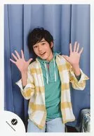 関西ジャニーズJr./長尾謙杜/膝上・衣装黄白チェック柄・緑・両手パー・顔左向き・背景カーテン青/16春「春休みスペシャルShow 2016」グッズ撮影オフショット/公式生写真