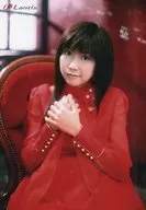 宮崎羽衣/膝上・座り・まもらせて...衣装赤・両手重ね・やや首傾げ/公式生写真