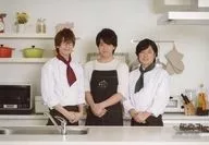 集合(3人)/橫型・膝上・服裝白紅綠・雙手合十・廚房/Animate限定版預約特典明信片