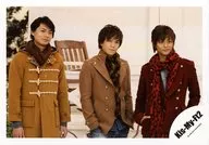 Kis-My-Ft2 / Yokoo ・ Senga ・ Fujigaya / Horizontal ・ Knee-Up ・ Costume Brown Red ・ Muffler ・ Eye-Point Right ・ Senga Both Hands Pocket / Official Official photo