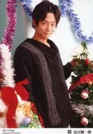 D2 / Chikayuki Koyo Ichiro / Arrodillado, vestido negro, lado derecho, árbol de Navidad, fondo blanco, "2013 X'mas" / Official photo oficial