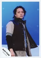 KAT TUN / Kiyoshi Tanaka / Above-the-knee / Costume black / Beige / Body facing right / Background blue / Official Official photo