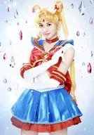 大久保聡美(セーラームーン)/膝上・体正面・両手曲げ・背景白・雫型飾り・キャラクターショット/ミュージカル「美少女戦士セーラームーン」-Petite Etrangere- 公式生写真