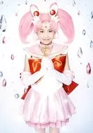 Hisage Shinko (Sailor Chibi Moon) / Por encima de las rodillas, ambas manos, llaves, fondo blanco, decoración en forma de gota de agua, Character Cter Shot / Musical "Sailor Moon" -Petite Etrangere - Official photo oficial