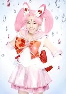 Airi Kanda (Sailor Chibi Moon) / Acima do joelho, ambas as mãos e costas, mostrando os dentes, fundo branco, decoração em forma de lágrima, imagem de caráter / musical "Beautiful Girl Fighter Sailor Moon" -Petite Etrangere - foto oficial