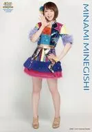 峯岸みなみ/全身・衣装カラフル・背景白/「AKB48グループ選抜 やり過ぎ!サマー×ユニバーサル・スタジオ・ジャパン」ランダムA4生写真 第2弾