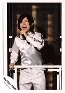 Hey! Say! JUMP / Ryosuke Yamada / Live Photo / Knee-Up / Costume White / Mouth Opening / Right Hand Rubbing / Left Hand Microphone / Official Official photo