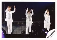 Hey! Say! JUMP / Hirota Yabu, Daiki Arioka, Ryosuke Yamada / Live Photo, Horizontal Type, Whole Body, Costume White, Yabu. Arioka Both Hands Lifted, Yamada Right Hand Lifted / Official Official photo