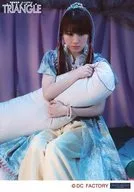"Morning Musume" 15 / Ayumi Ishida / Live photo / Inclínate sobre las rodillas / Sentado / Vestuario : Azul claro / Amarillo / Cojín de las dos manos / Fondo púrpura / Drama musical femenino "TRIANGLE"
