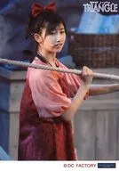 Morning Musume. ' 15 / Yuki Sato / Live photo, top top, vestuario rojo, rosa, ambas manos, cuerpo derecho / Drama musical de la división femenina "TRIANGLE"