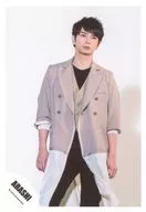 Arashi / Matsujun / Above the knees / Costume gray-beige black and white / Under both hands / Front of the body / Upper right of the eye / "Power of the Paradise" PV & Jacque photography / Official Official photo