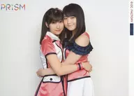 Morning Musume. '15 / Yūki Satō / Satoho Sayashiro / Horizontal, de rodillas, vestido rosa, blanco, negro, abrazos, tamaño 2L / Morning Musume. '15 Gira de conciertos 2015 Otoño - PRISM -
