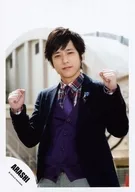 Arashi / Kazuya Ninomiya / Upper body / Jacket black / Shirt check pattern / Necktie purple / Both hands tight / Mouth closed / Background outdoor / Official Official photo