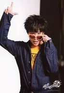 Johnny's West / Terufumi kiriyama / Upper Body / Costume Blue Navy Yellow / Denim / Right Hand Raising Finger Pointing / Left Hand Sunglasses / Johnny's West 1st Tour Paris Pipo