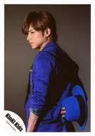 KinKi Kids / Koichi Domoto / Upper Body / Costume Blue / Right Hand Cap / Body Facing Left / Back Showing / Background Gray / 2016 Autumn Pants & Goods / Official Official photo